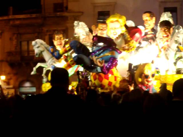El Carnaval de Acireale: Alegría, Carrozas y Tradición en Sicilia