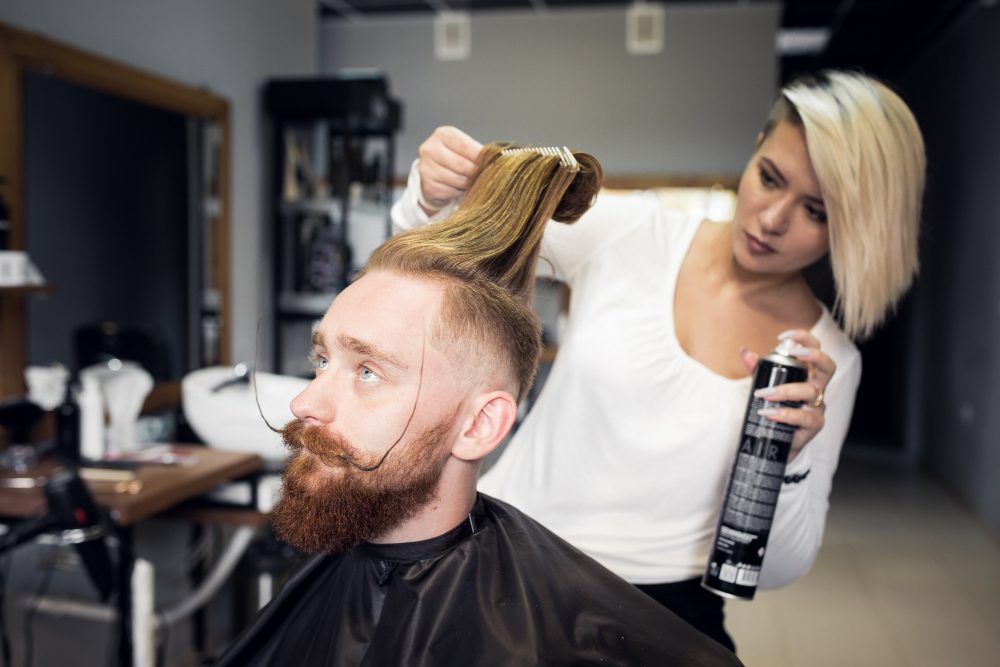 Cuidado capilar y estética amplían los servicios de las peluquerías unisex