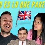 que-hacer-antes-de-asistir-a-Como-entender-el-humor-britanico-en-la-vida-cotidiana | CR Diario Collage of five people against a blue background with the phrase 'NO ES LO QUE PARECE'; a smiling man center-left, a puzzled woman to the right, two men in suits, and a man in a tan coat on the far right; a UK flag between them.