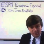 consejos-para-disfrutar-de-Como-se-vive-el-futbol-como-parte-de-la-identidad-cultural-en-Espana | CR Diario Man in a suit sits in front of a whiteboard that reads 'ESPN Presentación Especial con Jason Bonfield' with a small football drawing on the left.