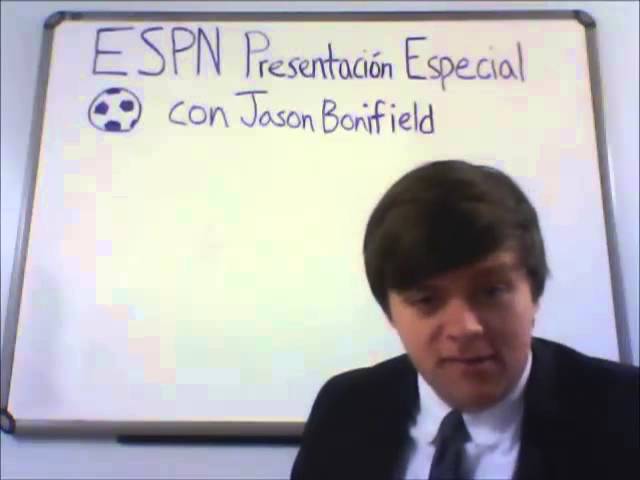 consejos-para-disfrutar-de-Como-se-vive-el-futbol-como-parte-de-la-identidad-cultural-en-Espana | CR Diario Man in a suit sits in front of a whiteboard that reads 'ESPN Presentación Especial con Jason Bonfield' with a small football drawing on the left.